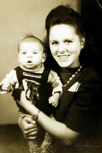 Brigitte Lubner (geb. Beste) mit Sohn Peter 1948